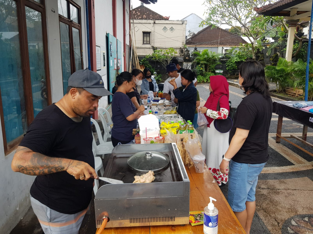 Menyambut Bulan Suci Ramadhan, PKK Banjar Bhineka Nusa Kauh gelar Kegiatan Pojok PKK bertajuk Pasar Takjil